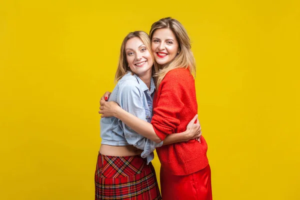 Mejores amigos abrazándose. Retrato de dos mujeres con encanto en estilo —  Fotos de Stock