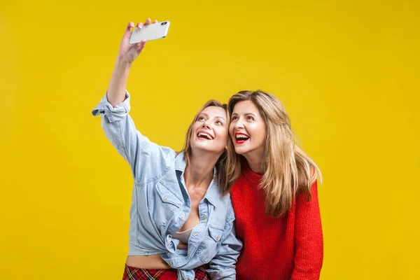 Női barátok élvezik az időt. Két gyönyörű nő portréja — Stock Fotó