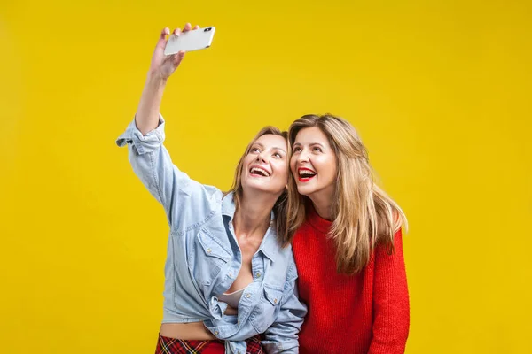 Amigas disfrutando del tiempo. Retrato de dos hermosas mujeres en —  Fotos de Stock