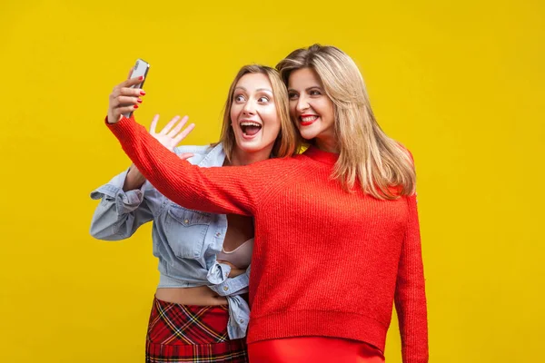 Beste Freunde, die Spaß haben. Porträt glücklicher Frauen in stylischem Blutgerinnsel — Stockfoto