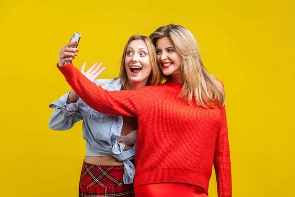 Los mejores amigos se divierten. Retrato de mujeres felices en coágulo elegante — Foto de Stock