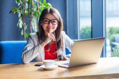 Bu aramızda bir sır. Dişlek gülüşün portresi. Güzel.