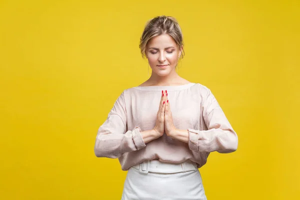 Portret van rustige mooie jonge vrouw met mooi haar in casual — Stockfoto