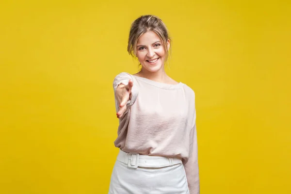 Ritratto di amichevole bella giovane donna con i capelli biondi in casual — Foto Stock