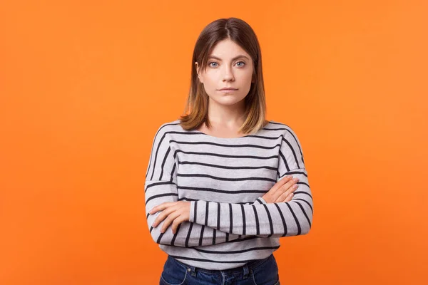 Portret van gefocuste serieuze jonge vrouw met bruin haar in lange — Stockfoto