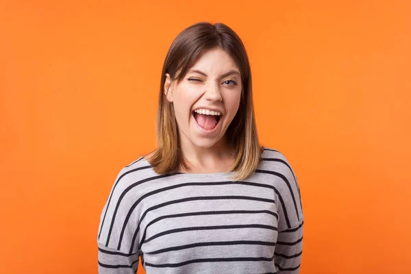 Portret van vrolijke geweldige jonge vrouw met bruin haar in lange — Stockfoto