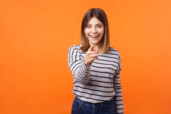 Hé toi ! Portrait d'adorable femme positive avec les cheveux bruns dans — Photo