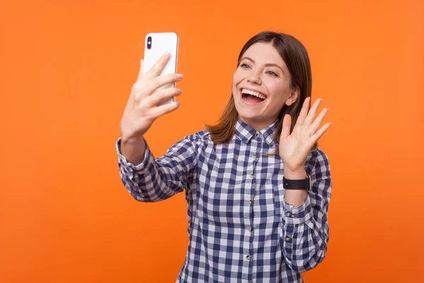 Hallo! Porträt einer entzückenden brünetten Frau mit charmantem Lächeln — Stockfoto