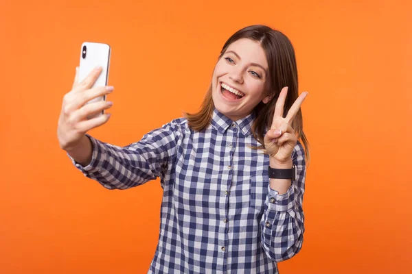 Zwycięstwo albo sukces! Portret szczęśliwej brunetki z charmi — Zdjęcie stockowe