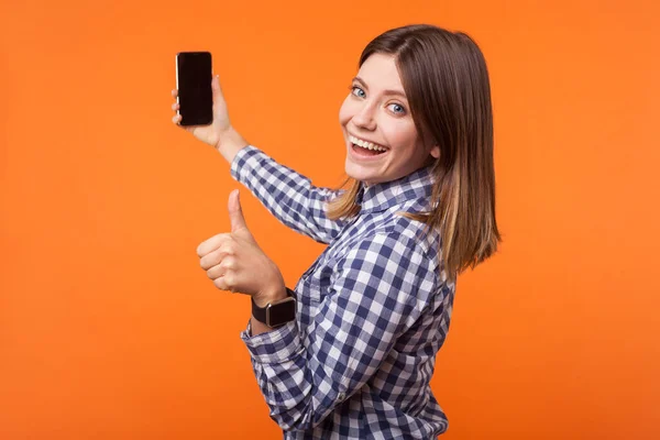 Halbgedrehtes Porträt einer brünetten Frau mit charmantem Lächeln holdi — Stockfoto