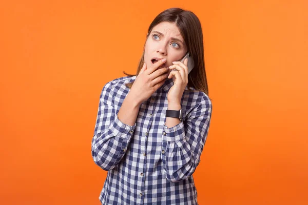 Porträtt av orolig ung kvinna med brunt hår talar i telefon — Stockfoto