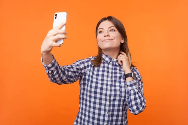 Portret pewnej siebie brunetki w kratkę casual sh — Zdjęcie stockowe