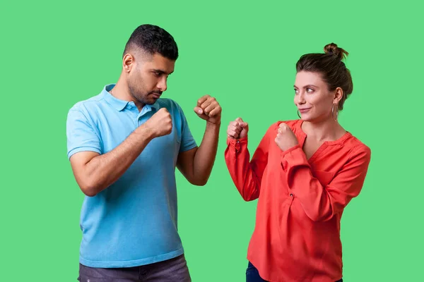 ¡Vamos a pelear! Retrato de pareja encantadora en ropa casual st —  Fotos de Stock