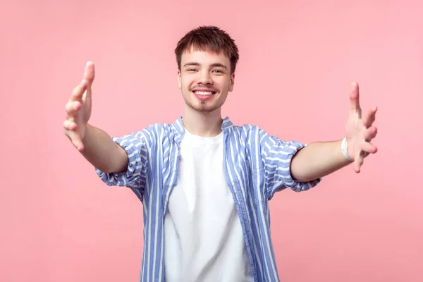 Abrazos gratis. Ven acá. Retrato de amable hombre de pelo castaño —  Fotos de Stock