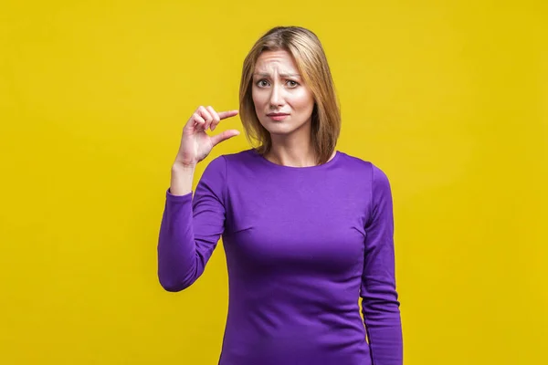 Retrato de mulher desapontada mostrando um pequeno gesto. ind — Fotografia de Stock