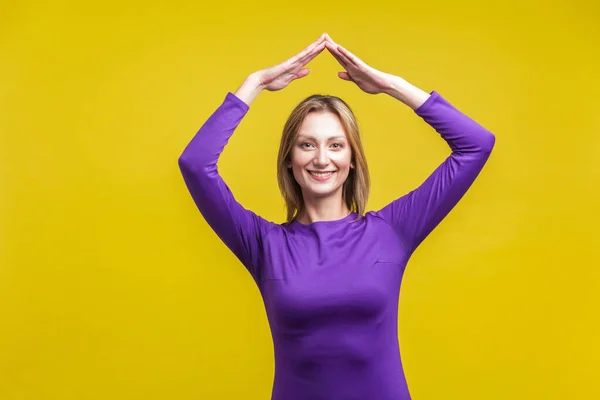 Veiliggesteld leven, verzekeringsconcept. Portret van vrolijke vrouw show — Stockfoto