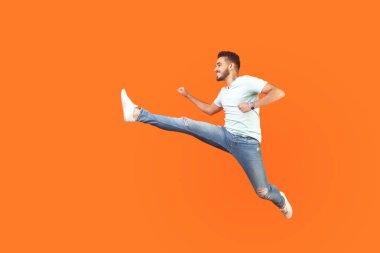 Heyecanlı esmer adamın vücut portresi havada zıplıyor., 