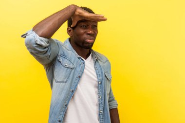 Gözlerinin üzerinde el ele tutuşan özenli adamın portresi.