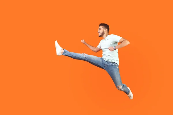 Vol lichaam portret van opgewonden brunette man springen over in de lucht, — Stockfoto