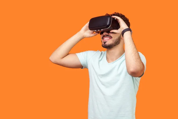 Portrait of happy gamer, brunette man playing virtual reality ga — Stok Foto