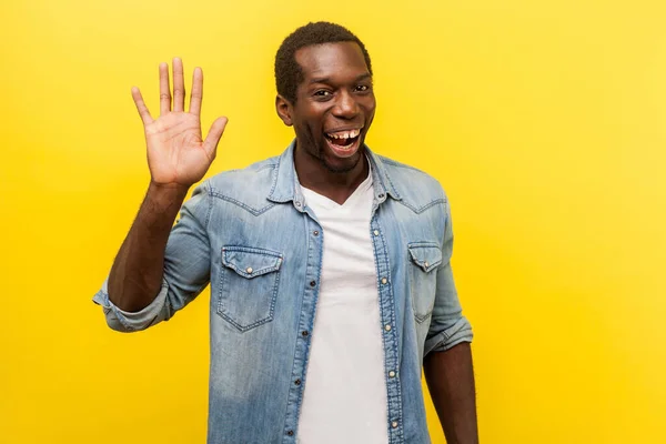 Alô! Retrato de homem bonito positivo sorrindo amigável e wa — Fotografia de Stock