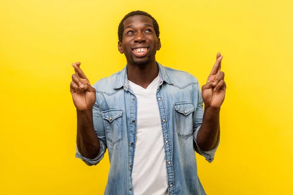 Espero boa sorte. Retrato de homem jovem cruzando os dedos um — Fotografia de Stock