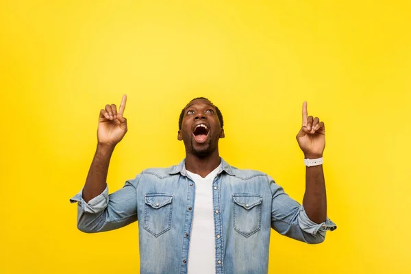 Uau, anuncia aí! Retrato de homem feliz surpreso apontando u — Fotografia de Stock