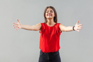 Sarıl bana! Mutlu güzel esmer kadının portresi.