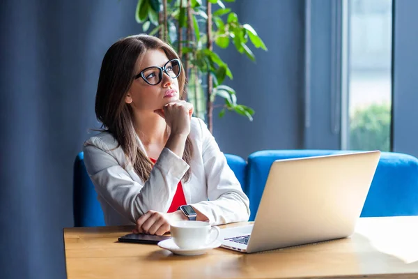 Portrét přemýšlivé krásné stylové brunetky mladé ženy v — Stock fotografie