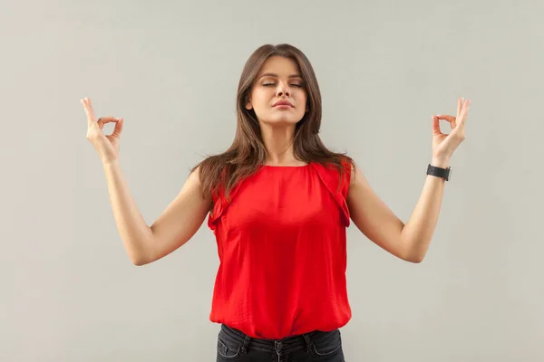 Yoga och avkoppling. Porträtt av lugn vacker brunett ung w — Stockfoto