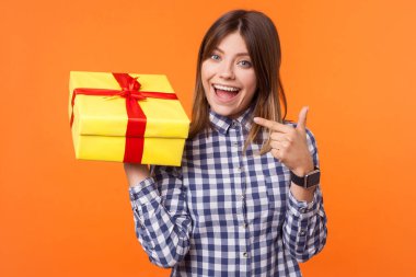 Büyüleyici gülüşü olan esmer kadının portresi.