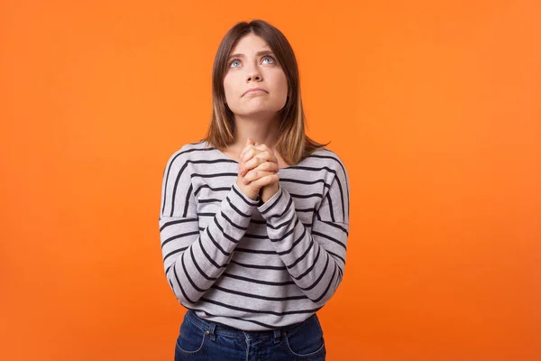 Portret van trouwe jonge vrouw met bruin haar in lange mouw — Stockfoto