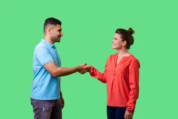 Portret van positieve vriendelijke man en vrouw in casual dragen shaki — Stockfoto