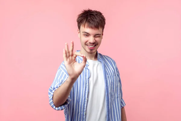 Eu estou bem! Retrato de homem alegre de cabelos castanhos com barba pequena — Fotografia de Stock