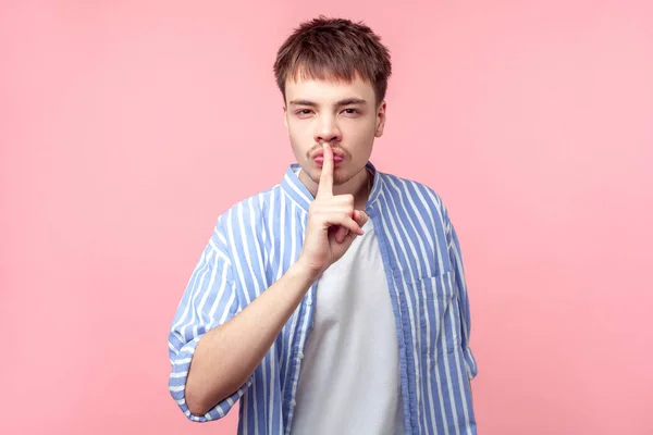 ¡Silencio! Retrato de un joven moreno con barba pequeña y — Foto de Stock