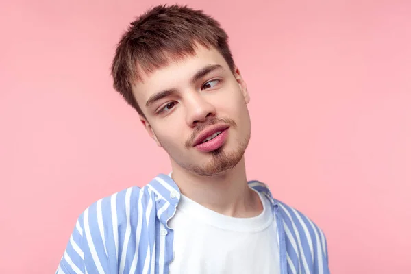 Portret van een positieve bruinharige man met baard en musta — Stockfoto