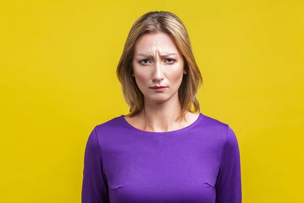 Portrait de jeune femme malheureuse fronçant les sourcils et s'inquiétant de l'échec — Photo