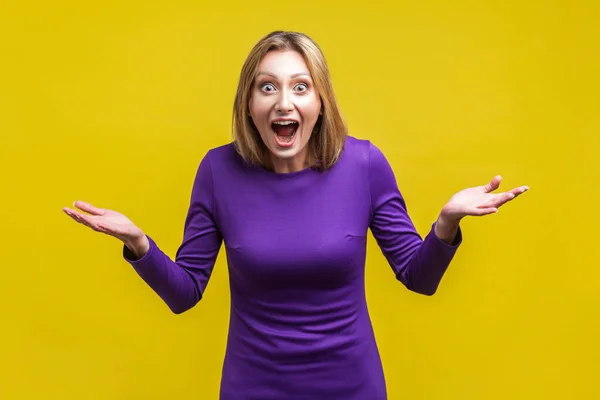 Wow, otroligt! Porträtt av positiv förvånad kvinna med wi — Stockfoto