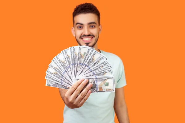 Retrato de hombre morena positiva alegre con barba en t-shi blanco — Foto de Stock