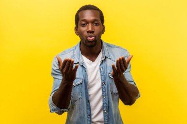 Sevgi dolu yakışıklı adamın portresi Kameraya hava öpücüğü gönderiyor