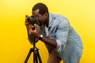 Profesyonel fotoğrafçıyla fotoğraf çeken mutlu bir fotoğrafçı portresi. 