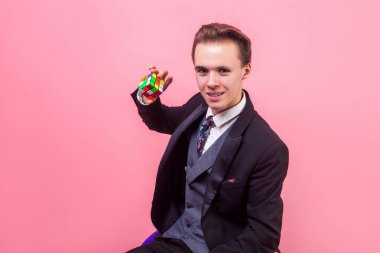 Pozitif genç iş adamının portresi boş polisi gösteriyor