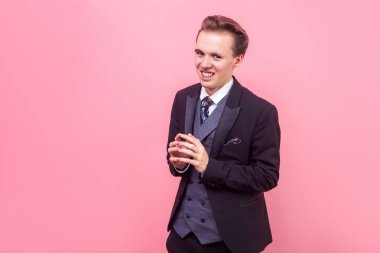 Sinsi sinsi iş adamının şeytani düşüncelerinin portresi.