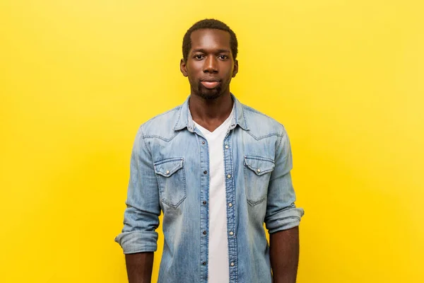 Retrato de homem bonito auto-assertivo sério que parece inteligente e — Fotografia de Stock