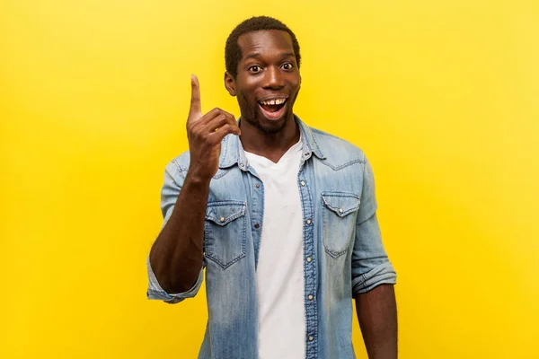 Retrato de homem inspirado criativo apontando dedo para cima, mostrando gr — Fotografia de Stock