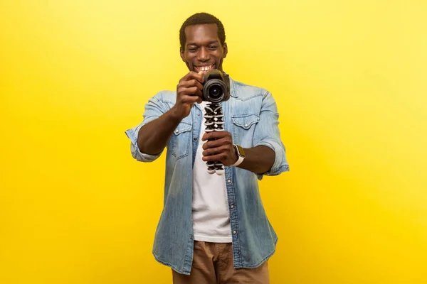 Porträt eines glücklichen Fotografen mit professionellem digitalen DSLR — Stockfoto