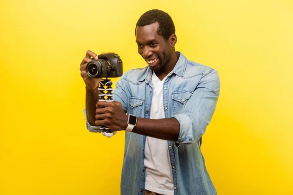 Porträt eines aufgeregten Fotografen mit professionellen Digitalkameras — Stockfoto