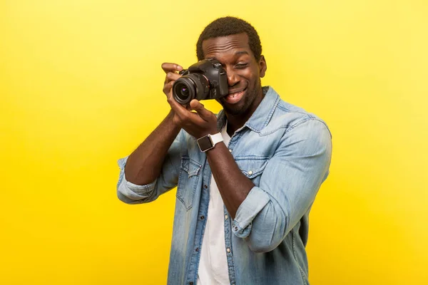 Porträt leidenschaftlicher professioneller Fotograf mit digitalem — Stockfoto