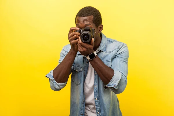 Retrato de fotógrafo masculino ou viajante em camisa casual jeans — Fotografia de Stock