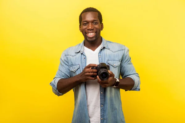 Porträtt av positiv fotograf, glad man i denim skjorta alkohol — Stockfoto
